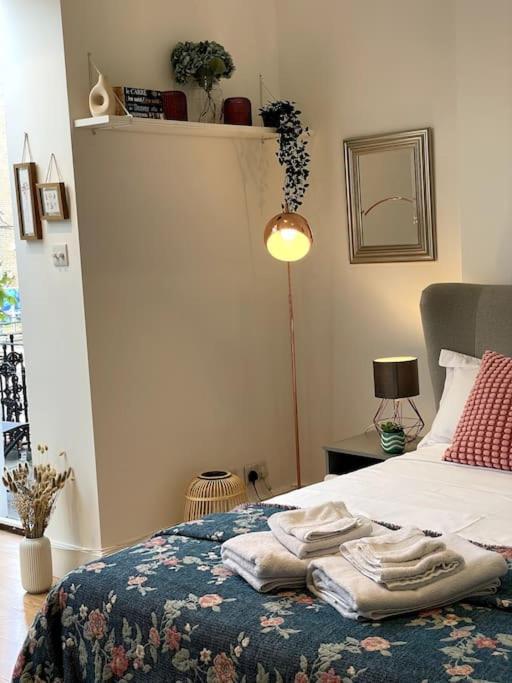 Cute&cozy In Barons Court * Londra