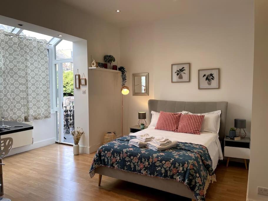 Cute&cozy In Barons Court Apartment London